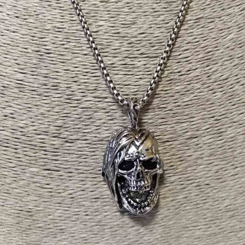 Wisiorek «Czaszka» 35×25 mm na łańcuszku, długość 65 cm kolor metalu srebrny