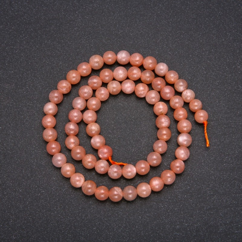 Koraliki z naturalnego kamienia selenitu – gładkie kuleczki, średnica około 6 mm, długość 38 cm