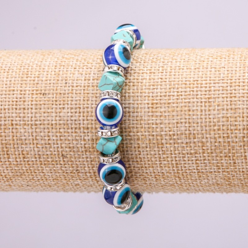 Bransoletka-amulet z turkusem z niebieskimi oczkami na gumce, średnica ok. 10 mm, długość 18 cm, z wstawkami i cyrkoniami