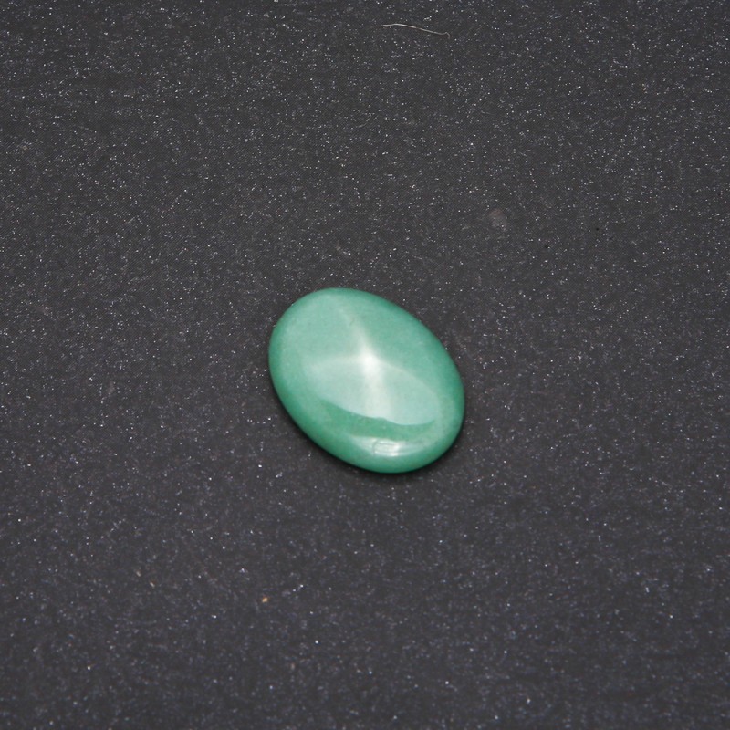 Kaboszon z nefrytu 20×15 mm