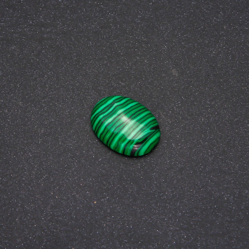 Kaboszon z kamienia malachitu, połysk 20×15 mm +