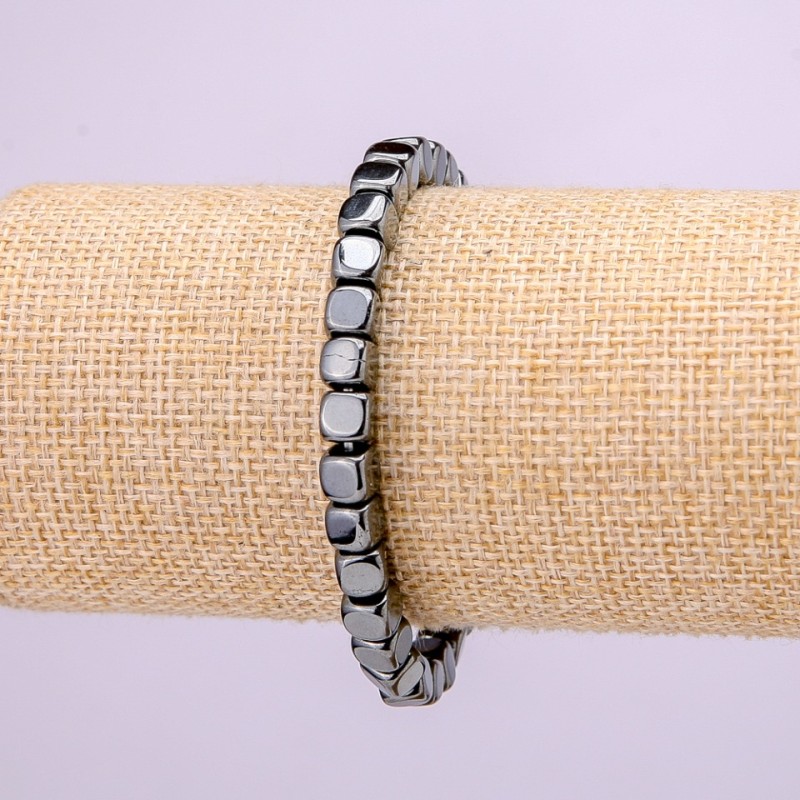 Bransoletka na elastycznej gumce z hematytu w formie kostek, średnica 6×6 mm, długość 18 cm