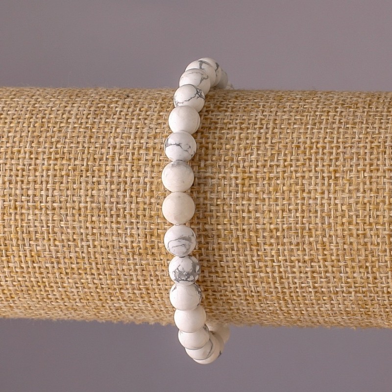 Bransoletka z howlit na gumce, gładka kulka, średnica 6 mm, długość 18 cm