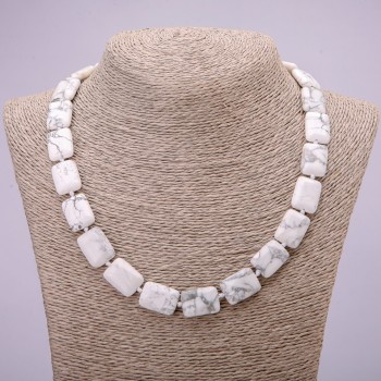 Naszyjnik z naturalnego kamienia howlit prostokątny, wymiary 13×18 mm, długość 48 cm