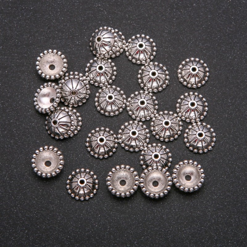 Złączki/końcówki kolor metalu srebro, średnica 11x4,5 (+/-) mm, pakowanie -20 g. 28 (+/-) szt