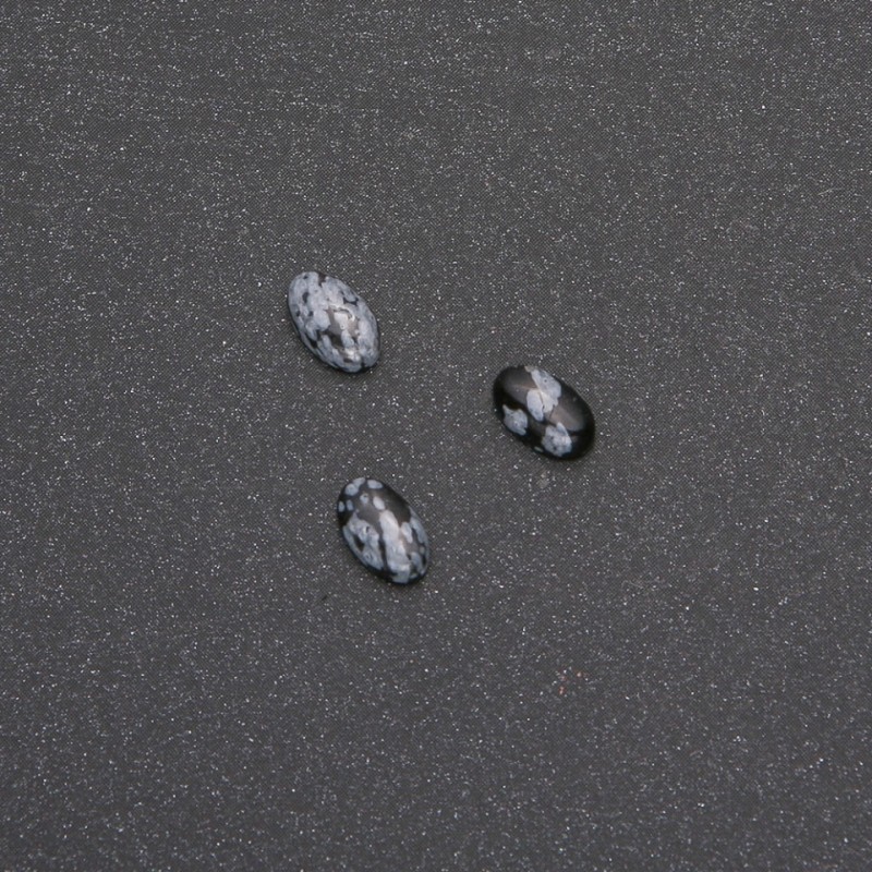 Kaboszon z kamienia śnieżnego obsydianu „Łzy Apaczów” 8x5 mm