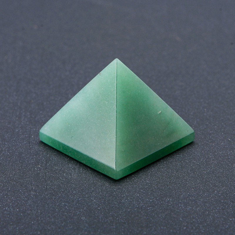 Pamiątkowa piramida z naturalnego kamienia nefrytu, wysokość (+/-) 29 mm, długość (+/-) 37 mm