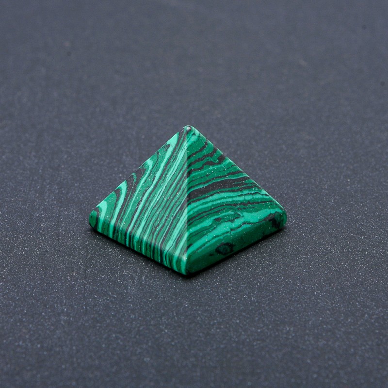 Pamiątkowa piramida z malachitu (sprasowana), wysokość ±24 mm, długość ±29 mm