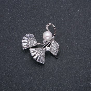 Broszka Xuping z rhodiowym pokryciem i perłą, średnica 8 mm ±, z białymi kamieniami i cyrkoniami 33×31 mm