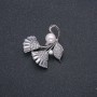 Broszka Xuping z rhodiowym pokryciem i perłą, średnica 8 mm ±, z białymi kamieniami i cyrkoniami 33×31 mm