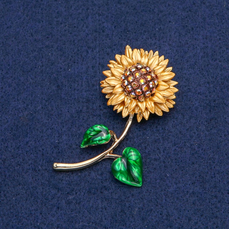 Broszka w kształcie słonecznika z metalem złotym i złocistymi płatkami oraz żółtymi kryształami chameleon 56×27 mm +