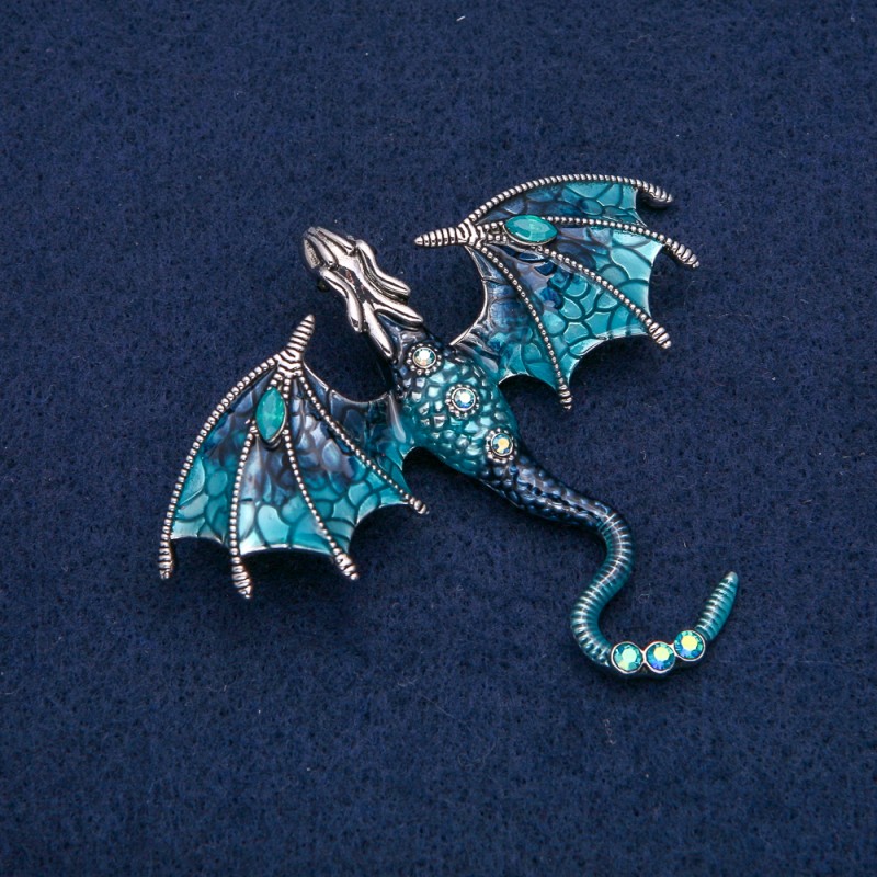 Broszka-kulon Smok srebrzysty metal, niebieska emalia z niebieskimi i benzynowymi kryształami 70x63 mm +