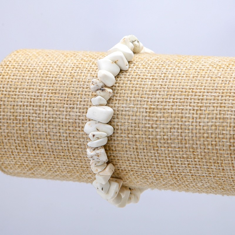 Bransoletka z kamienia howlit, drobinki 7 mm, obwód 18 cm