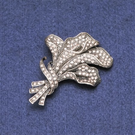 Broszka Kwiat z kryształami w srebrzystym metalu 46×64 mm