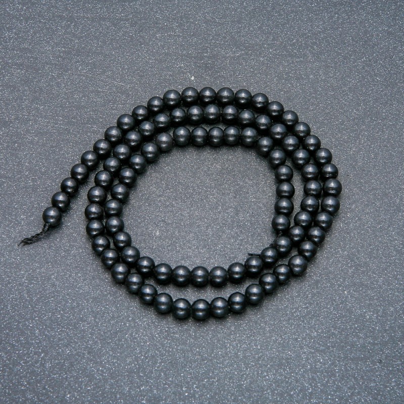 Koraliki na nitce z naturalnego szungitu, gładkie kulki, średnica 4,5 mm, długość około 39 cm