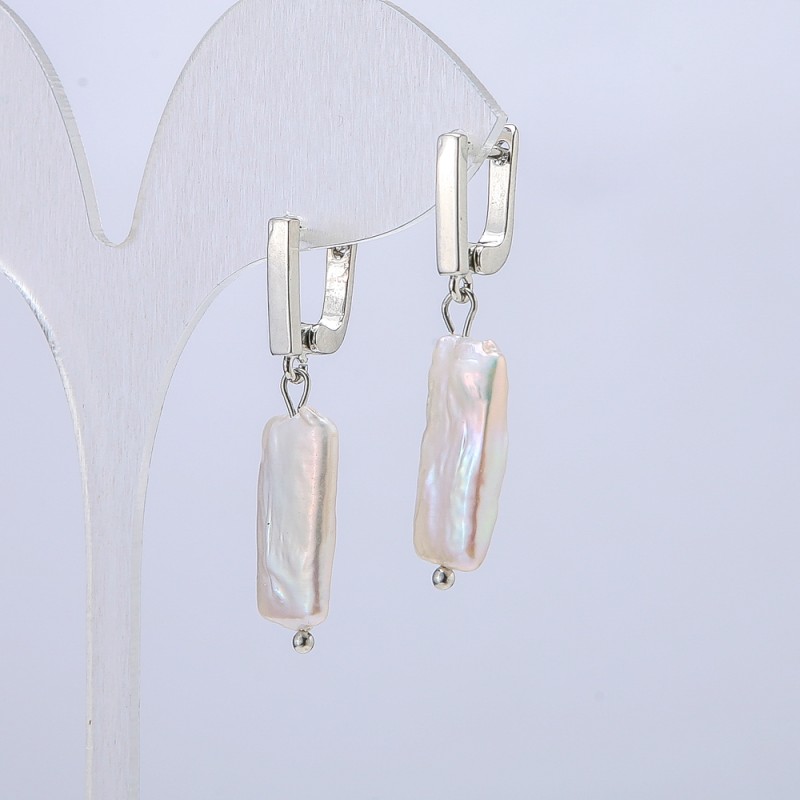 Kolczyki z naturalnych barokowych pereł, średnica 17×10 mm, długość 37 mm ± z odblaskiem benzynowym