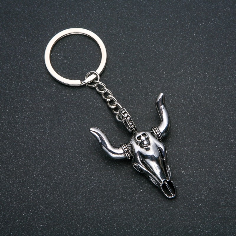 Brelok „Byk”, średnica 47×38 mm, długość około 10 cm, srebrzysty metal