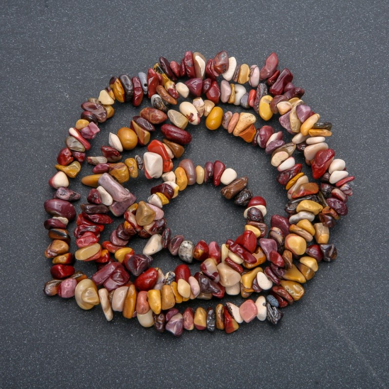 Koraliki na nici z naturalnego kamienia – jaspis mookaite, drobinka, średnica 9×6 mm, długość 84 cm +
