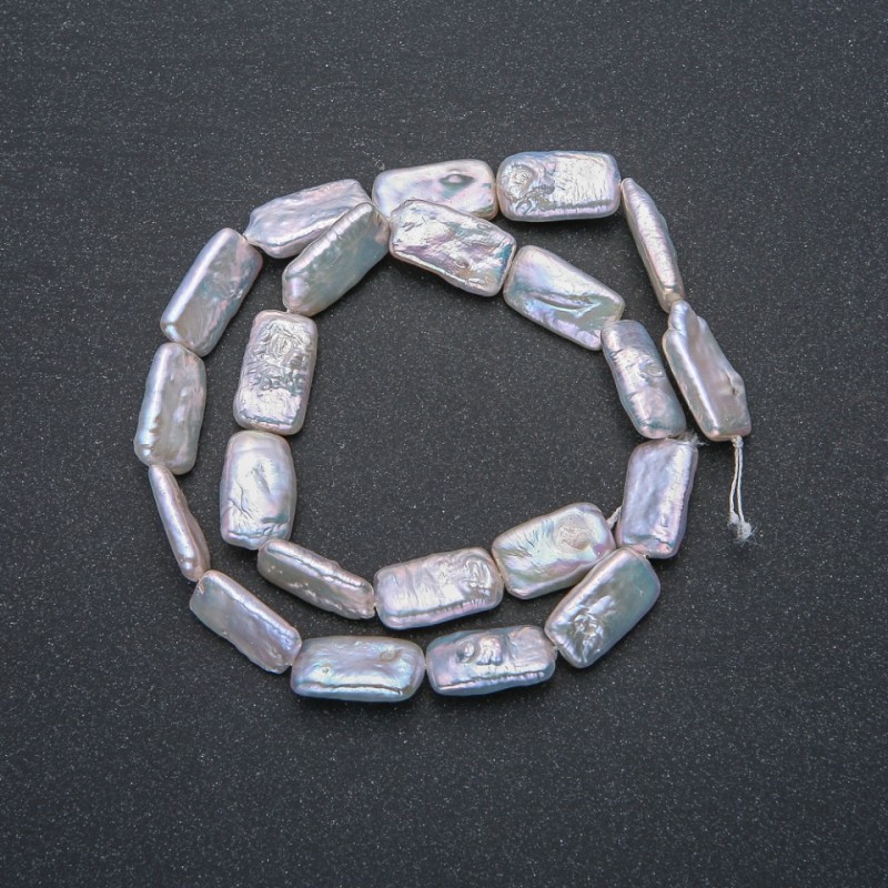 Sznurek naturalnych barokowych pereł o średnicy 18×10 mm, długość 39 cm +/- z odcieniem benzynowego połysku