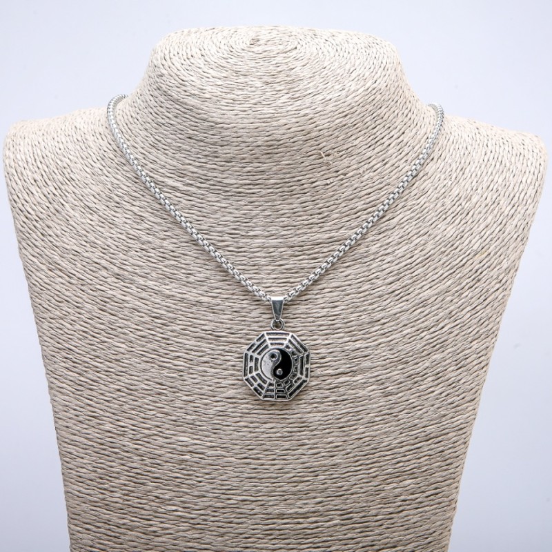 Wisiorek „Yin Yang” 35×23 mm na łańcuszku, długość 70 cm, srebrzysty metal