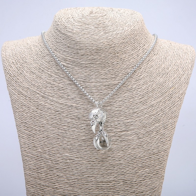 Wisiorek „Ptak z kulą” 47×18 mm na łańcuszku, długość 70 cm, srebrzysty metal