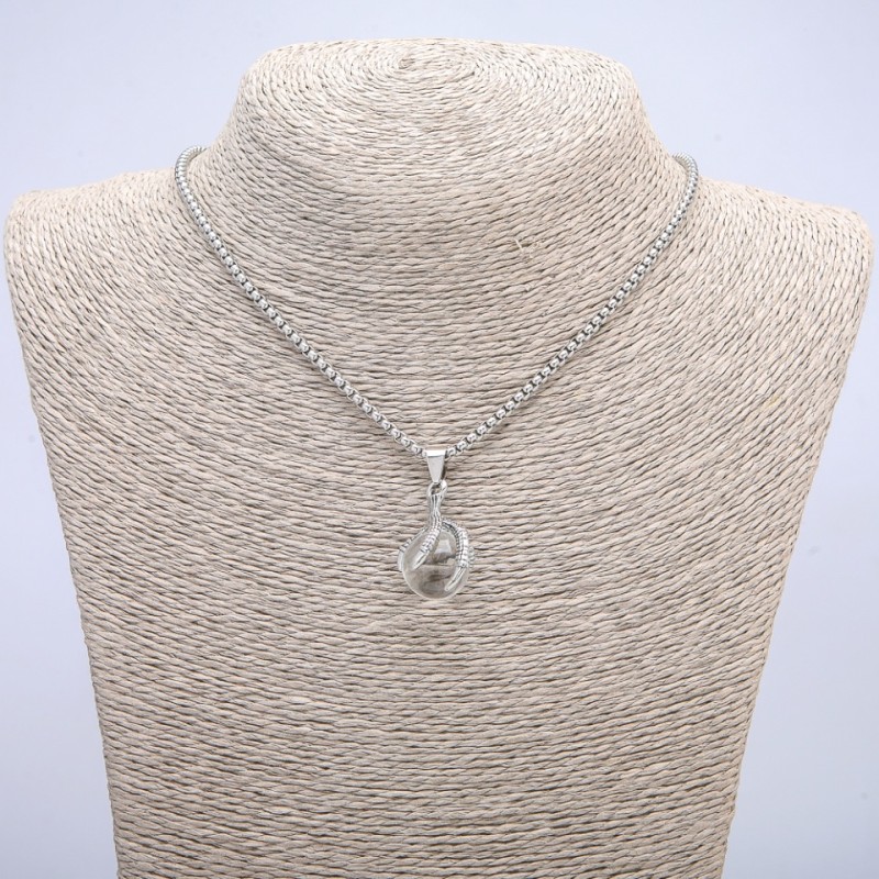 Wisiorek „Kula w łapie” 35×17 mm na łańcuszku, długość 70 cm +/- srebrzysty metal