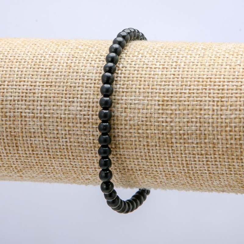 Bransoletka na gumce z naturalnego szungitu, gładka kulka, średnica 4 mm, długość 18 cm +