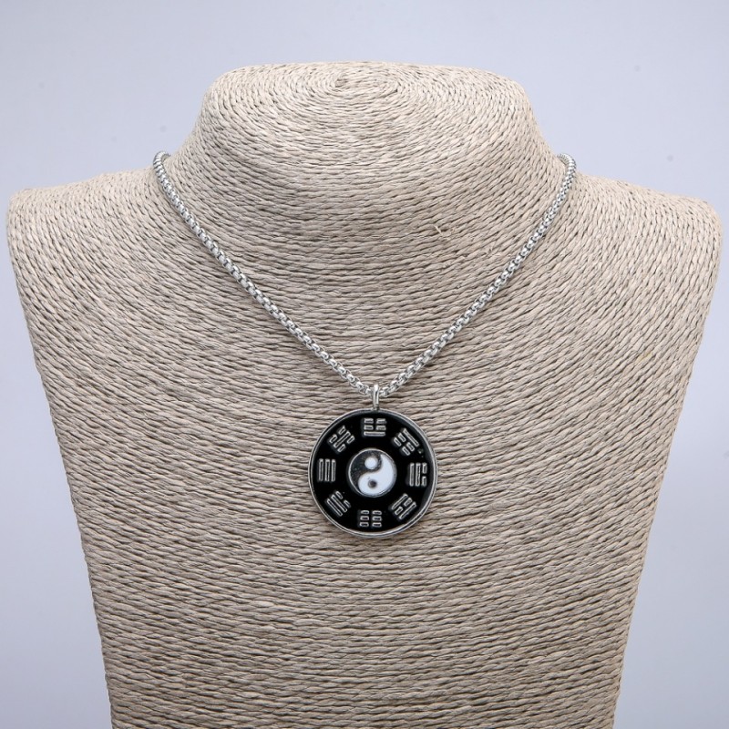 Wisiorek Yin–Yang 41×34 mm na łańcuszku, długość 70 cm, srebrzysty metal