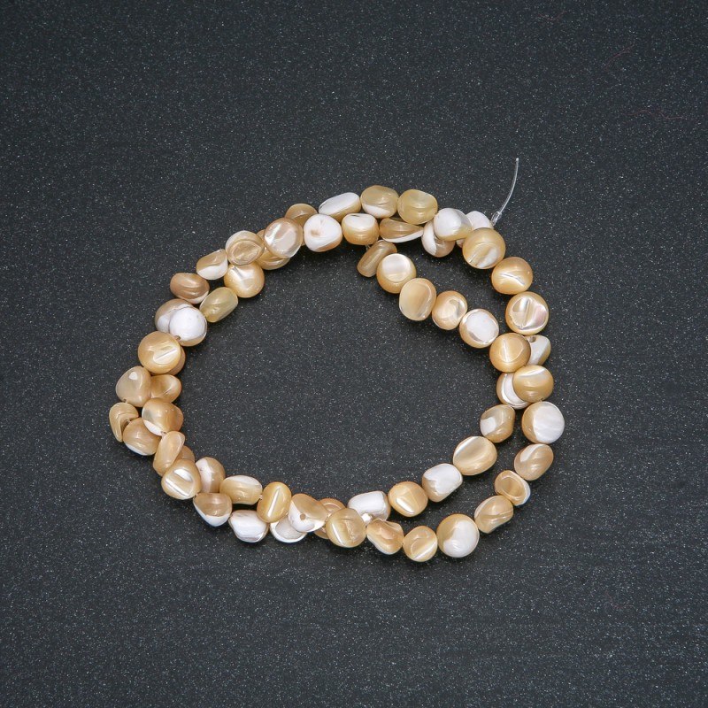 Koraliki na nitce z naturalnego beżu perłowego, fasetowane kuleczki, średnica 7×5 mm, długość 39 cm