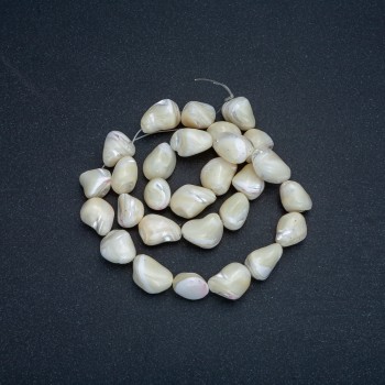 Koraliki na nitce z naturalnej masy perłowej, galtówka, średnica 16-19x12-14 mm, długość 38 cm+