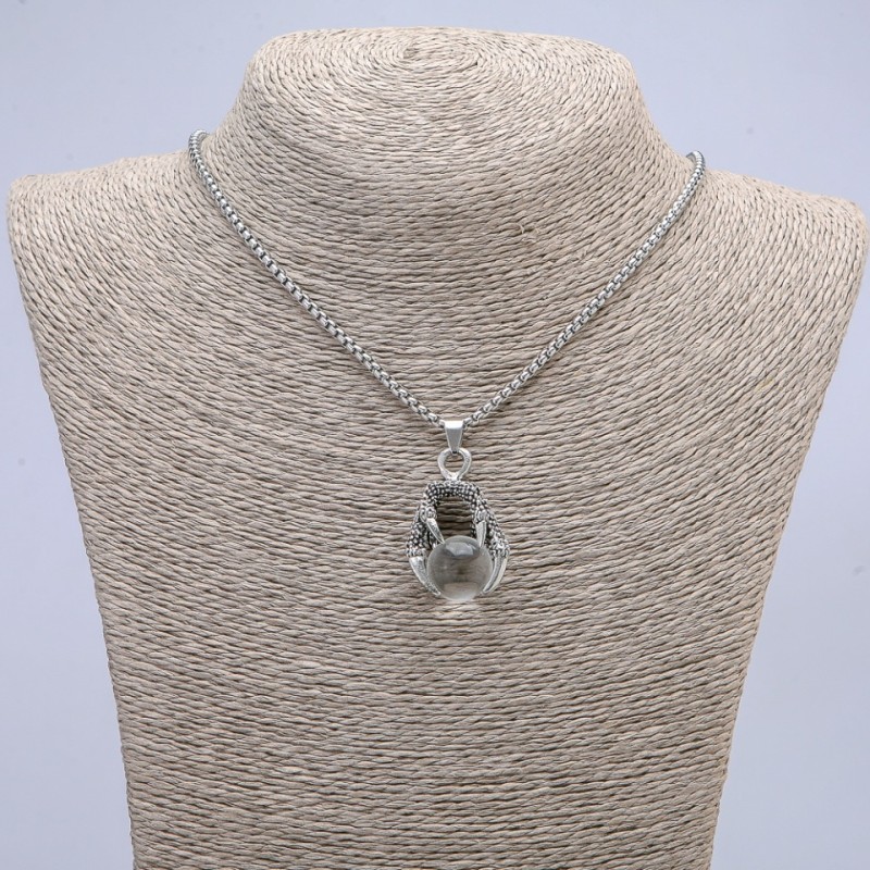 Wisiorek „Kula w łapie” 42×22 mm na łańcuszku, długość 70 cm +/- srebrzysty metal