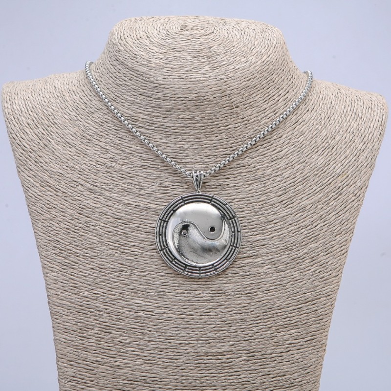 Wisiorek Yin Yang 50×38 mm na łańcuszku, długość 65 cm, kolor metalu: srebro