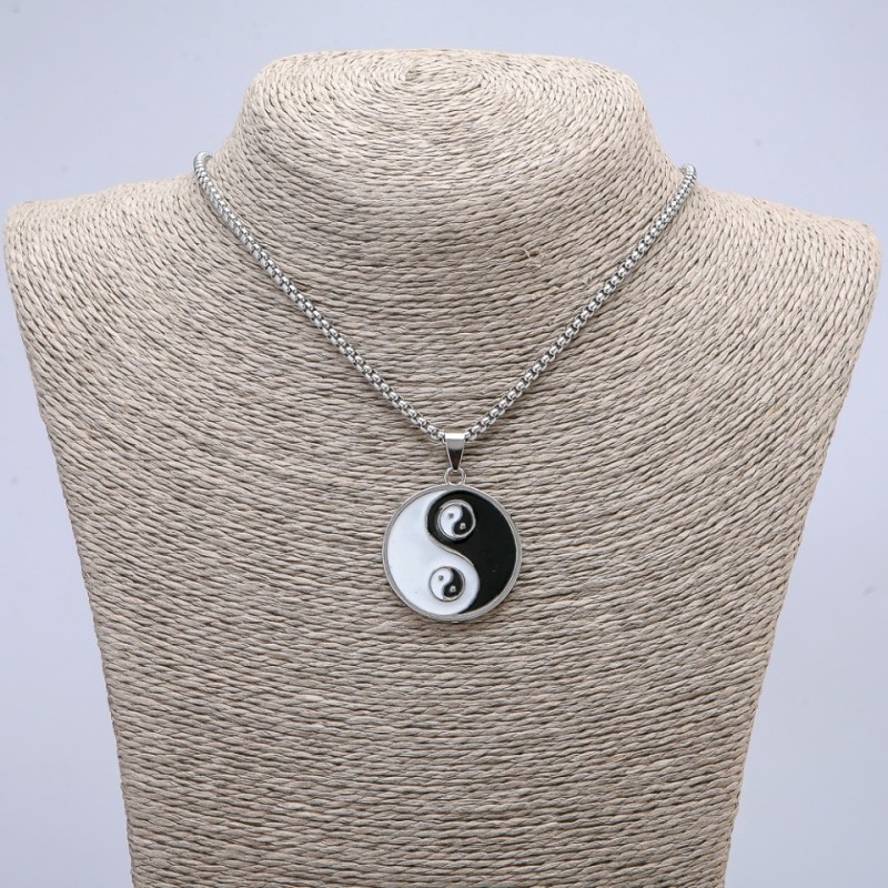 Wisiorek Yin Yang srebrnego koloru 37×25 mm na łańcuszku, długość 65 cm