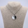 Wisiorek Yin Yang srebrnego koloru 37×25 mm na łańcuszku, długość 65 cm