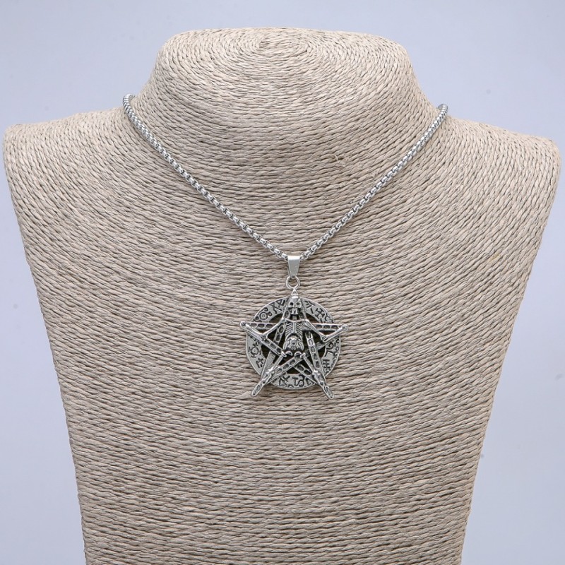 Wisiorek „Pentagram ze szkieletem” 47×33 mm na łańcuszku, długość 65 cm kolor metalu srebrny