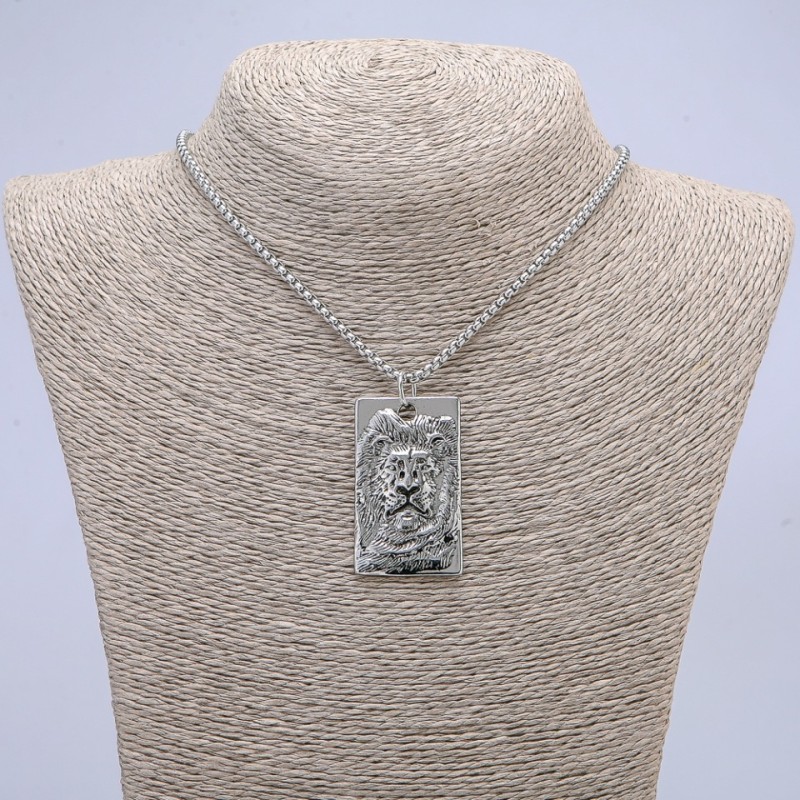 Wisiorek 'Lew' 50×26 mm na łańcuszku, długość 70 cm, metal srebrzysty