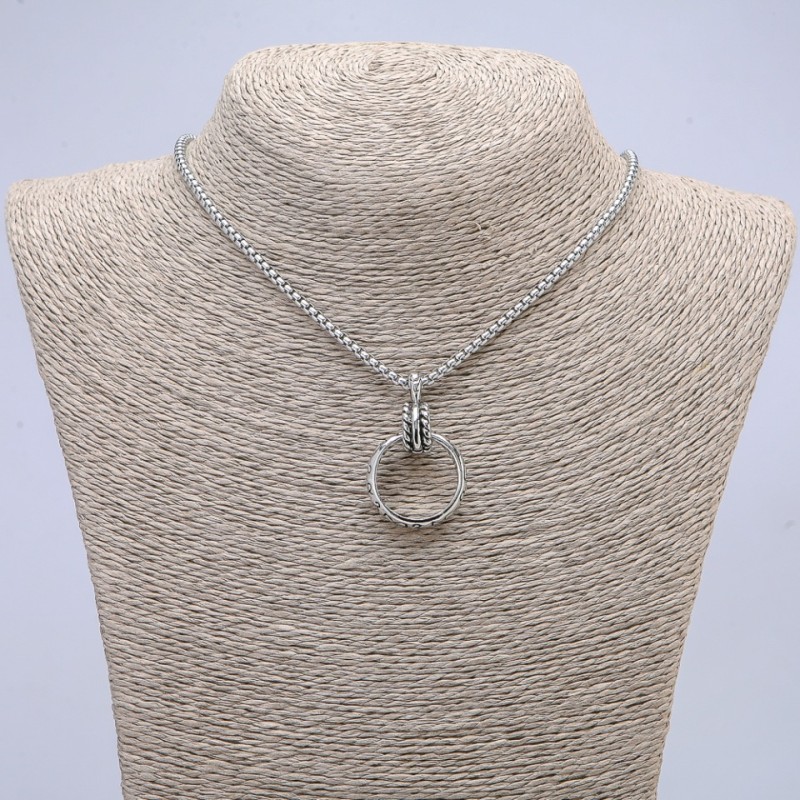 Wisiorek w kształcie pierścienia 24×5 mm na łańcuszku, długość około 70 cm, srebrzysty metal