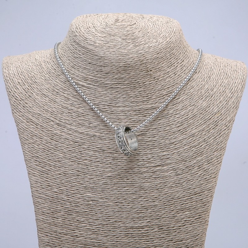 Wisiorek-kółko 24x8 mm na łańcuszku, długość 70 cm, srebrzysty metal
