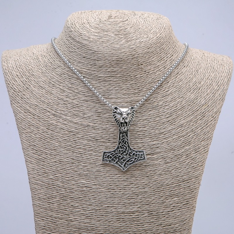 Wisiorek 50×35 mm na łańcuszku, długość około 70 cm, srebrzysty metal