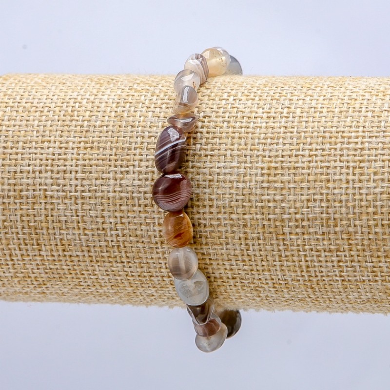 Bransoletka na gumce z naturalnego agatu Botswany, fasetowany, średnica ok. 8×6 mm