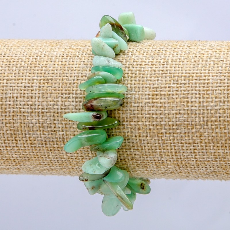 Bransoletka na gumce z naturalnego kamienia chryzopraz, odłamek w kształcie igły, wymiar 15×5 mm