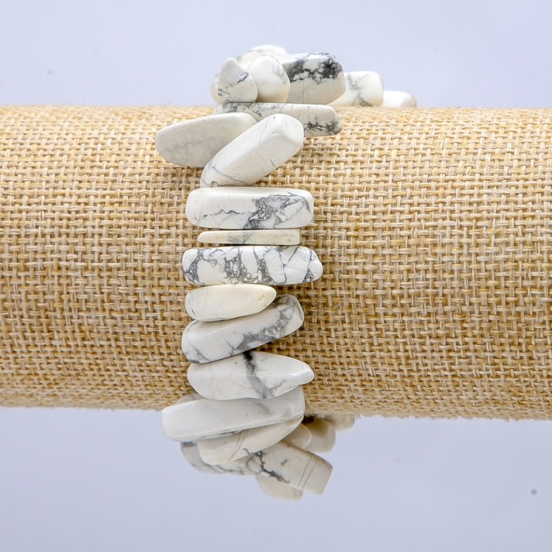 Bransoletka na gumce z naturalnego kamienia kaolonu, drobiny w kształcie igieł, średnica 20×8 mm+