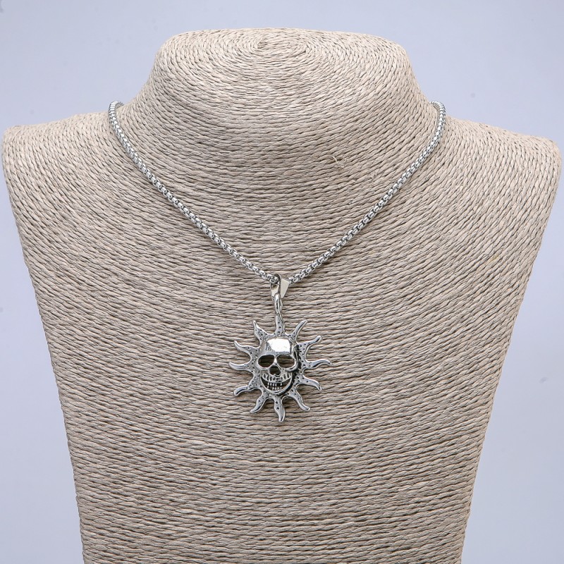 Wisiorek «Czaszka» 48×36 mm na łańcuszku, długość 70 cm, srebrzysty metal