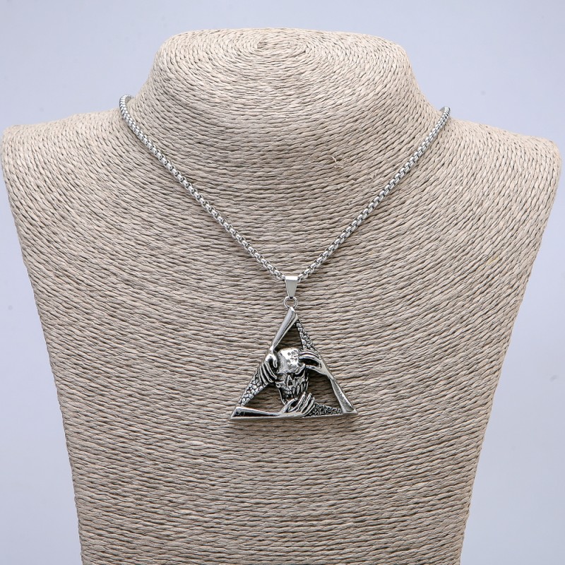 Wisiorek „Czaszka w trójkącie” 50×45 mm na łańcuszku, długość 70 cm, srebrzysty metal