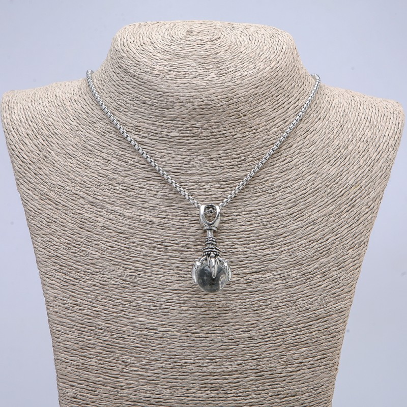Wisiorek «Łapa z Kulą» 45×20 mm na łańcuszku, długość 70 cm, srebrzysty metal