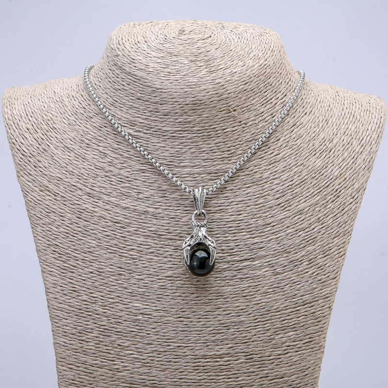 Wisiorek «Łapa z kulą» 45×15 mm + - na łańcuszku, długość 70 cm + - srebrzysty metal