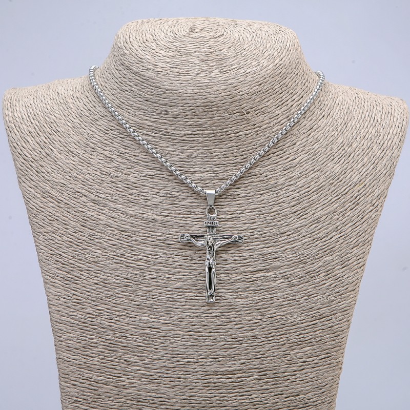 Wisiorek „Krzyż” 52×30 mm +/- na łańcuszku, długość 70 cm +/- srebrzysty metal