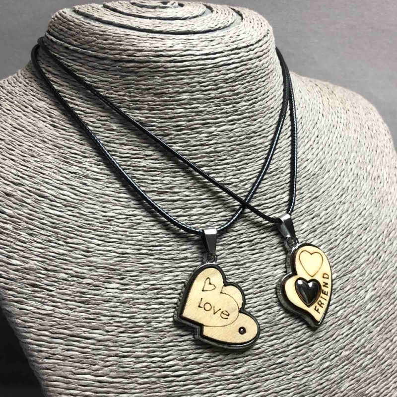 Wisiorki para Serce Love – srebrzysty metal i drewno, 38×26 mm, długość 45–50 cm