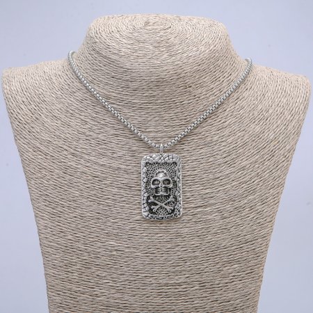 Wisiorek „Czaszka i Kości” 48×26 mm na łańcuszku, długość 70 cm, srebrzysty metal