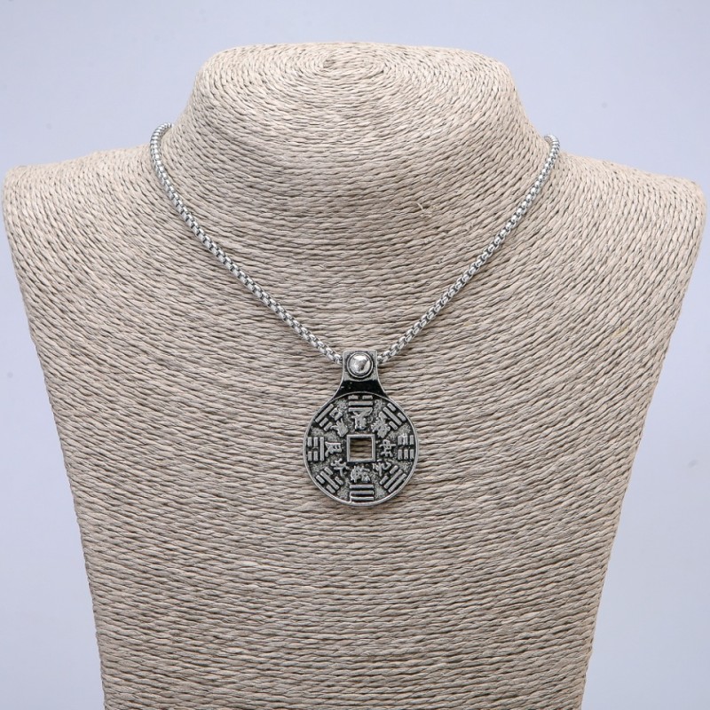Wisiorek 43 × 30 mm na łańcuszku, długość 70 cm, srebrzysty metal